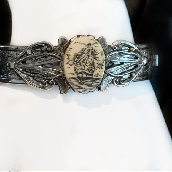 Whiting and Davis silvertone scrimshaw bracelet - Picture 5 of 13